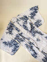 Load image into Gallery viewer, 60s White & Navy Bamboo Floral Kimono | OS