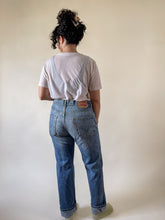 Load image into Gallery viewer, 90s Levis 501s Mid Wash Button Fly Jeans | 31w
