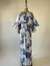 Load image into Gallery viewer, 60s White & Navy Bamboo Floral Kimono | OS
