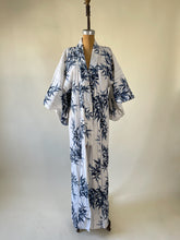 Load image into Gallery viewer, 60s White & Navy Bamboo Floral Kimono | OS