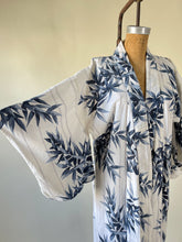 Load image into Gallery viewer, 60s White & Navy Bamboo Floral Kimono | OS