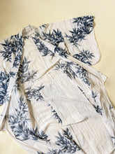 Load image into Gallery viewer, 60s White &amp; Navy Bamboo Floral Kimono | OS
