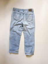 Load image into Gallery viewer, 90s Wranglers Relaxed Fit Light Wash Jeans | 34w

