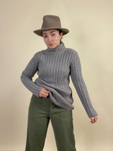 Load image into Gallery viewer, 90s DKNY Ribbed Grey Pullover | S-M
